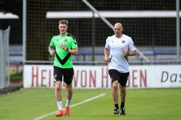 23 06 2024, xtgx, Fußball 2 Bundesliga, Hannover 96 Auftakttraining emspor, v l Josh Knight Hannover im Einzeltraining DFL DFB REGULATIONS PROHIBIT ANY USE OF PHOTOGRAPHS as IMAGE SEQUENCES and or QUASI VIDEO Hannover