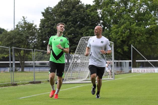 23 06 2024, xtgx, Fußball 2 Bundesliga, Hannover 96 Auftakttraining emspor, v l Josh Knight Hannover im Einzeltraining DFL DFB REGULATIONS PROHIBIT ANY USE OF PHOTOGRAPHS as IMAGE SEQUENCES and or QUASI VIDEO Hannover