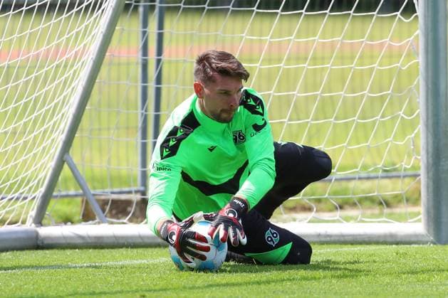 23 06 2024, xtgx, Fußball 2 Bundesliga, Hannover 96 Auftakttraining emspor, v l Ron Robert Zieler Hannover, 16 Parade, haelt den Ball, faengt den Ball, pariert DFL DFB REGULATIONS PROHIBIT ANY USE OF PHOTOGRAPHS as IMAGE SEQUENCES and or QUASI VIDEO Hannover