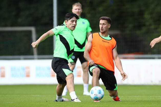 23 06 2024, xtgx, Fußball 2 Bundesliga, Hannover 96 Auftakttraining emspor, v l Hyunju Lee Hannover , Enzo Leopold Hannover, 8 Zweikampf, Duell, Kampf, tackle DFL DFB REGULATIONS PROHIBIT ANY USE OF PHOTOGRAPHS as IMAGE SEQUENCES and or QUASI VIDEO Hannover