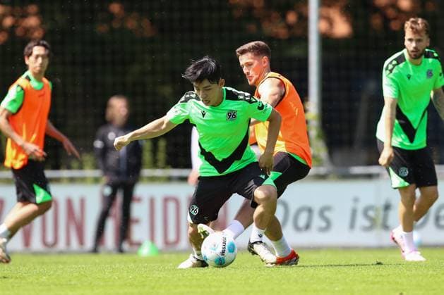 23 06 2024, xtgx, Fußball 2 Bundesliga, Hannover 96 Auftakttraining emspor, v l Hyunju Lee Hannover , Enzo Leopold Hannover, 8 Zweikampf, Duell, Kampf, tackle DFL DFB REGULATIONS PROHIBIT ANY USE OF PHOTOGRAPHS as IMAGE SEQUENCES and or QUASI VIDEO Hannover