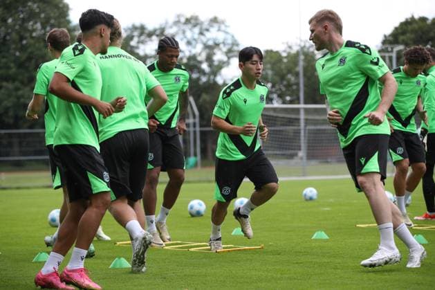 23 06 2024, xtgx, Fußball 2 Bundesliga, Hannover 96 Auftakttraining emspor, v l Hyunju Lee Hannover mitte DFL DFB REGULATIONS PROHIBIT ANY USE OF PHOTOGRAPHS as IMAGE SEQUENCES and or QUASI VIDEO Hannover