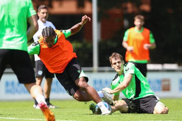 23 06 2024, xtgx, Fußball 2 Bundesliga, Hannover 96 Auftakttraining emspor, v l Jessic Ngankam Hannover , Max Christiansen Hannover, 13 Zweikampf, Duell, Kampf, tackle DFL DFB REGULATIONS PROHIBIT ANY USE OF PHOTOGRAPHS as IMAGE SEQUENCES and or QUASI VIDEO Hannover