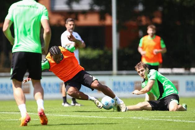 23 06 2024, xtgx, Fußball 2 Bundesliga, Hannover 96 Auftakttraining emspor, v l Jessic Ngankam Hannover , Max Christiansen Hannover, 13 Zweikampf, Duell, Kampf, tackle DFL DFB REGULATIONS PROHIBIT ANY USE OF PHOTOGRAPHS as IMAGE SEQUENCES and or QUASI VIDEO Hannover