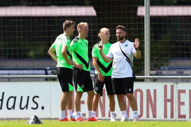 23 06 2024, xtgx, Fußball 2 Bundesliga, Hannover 96 Auftakttraining emspor, v l Phil Neumann Hannover, 5 , Havard Nielsen Hannover, 1 , Lars Gindorf Hannover im Einzeltraining DFL DFB REGULATIONS PROHIBIT ANY USE OF PHOTOGRAPHS as IMAGE SEQUENCES and or QUASI VIDEO Hannover