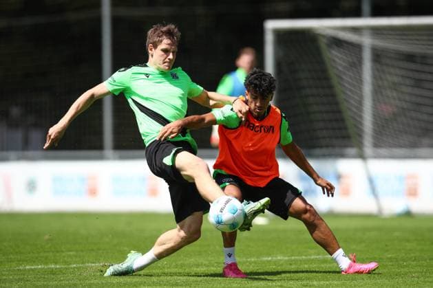 23 06 2024, xtgx, Fußball 2 Bundesliga, Hannover 96 Auftakttraining emspor, v l Fabian Kunze Hannover, 6 , Antonio Foti Hannover Zweikampf, Duell, Kampf, tackle DFL DFB REGULATIONS PROHIBIT ANY USE OF PHOTOGRAPHS as IMAGE SEQUENCES and or QUASI VIDEO Hannover