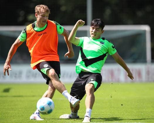 23 06 2024, xtgx, Fußball 2 Bundesliga, Hannover 96 Auftakttraining emspor, v l Jannik Dehm Hannover , Hyunju Lee Hannover Zweikampf, Duell, Kampf, tackle DFL DFB REGULATIONS PROHIBIT ANY USE OF PHOTOGRAPHS as IMAGE SEQUENCES and or QUASI VIDEO Hannover
