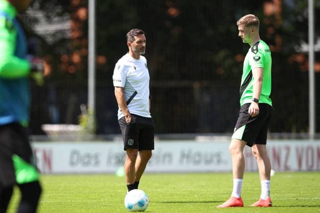23 06 2024, xtgx, Fußball 2 Bundesliga, Hannover 96 Auftakttraining emspor, v l Stefan Leitl Hannover, Trainer , Josh Knight Hannover DFL DFB REGULATIONS PROHIBIT ANY USE OF PHOTOGRAPHS as IMAGE SEQUENCES and or QUASI VIDEO Hannover