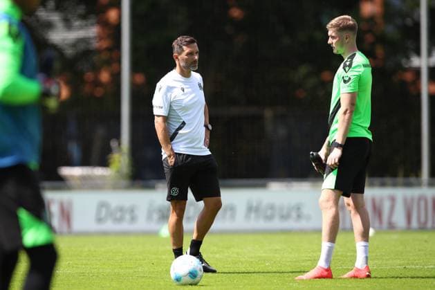 23 06 2024, xtgx, Fußball 2 Bundesliga, Hannover 96 Auftakttraining emspor, v l Stefan Leitl Hannover, Trainer , Josh Knight Hannover DFL DFB REGULATIONS PROHIBIT ANY USE OF PHOTOGRAPHS as IMAGE SEQUENCES and or QUASI VIDEO Hannover