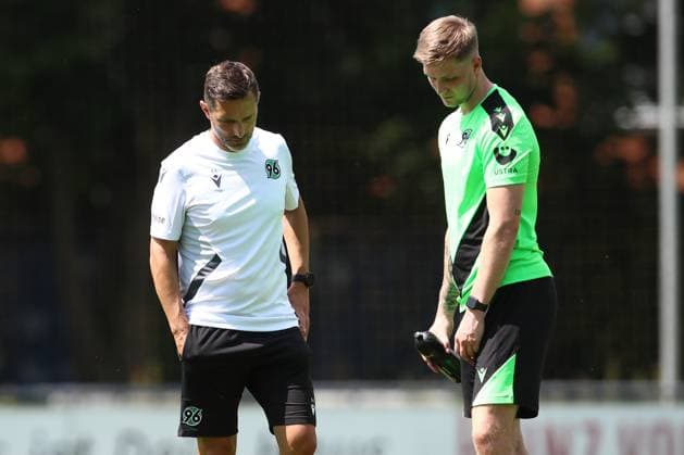 23 06 2024, xtgx, Fußball 2 Bundesliga, Hannover 96 Auftakttraining emspor, v l Stefan Leitl Hannover, Trainer , Josh Knight Hannover DFL DFB REGULATIONS PROHIBIT ANY USE OF PHOTOGRAPHS as IMAGE SEQUENCES and or QUASI VIDEO Hannover