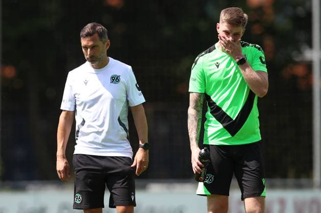 23 06 2024, xtgx, Fußball 2 Bundesliga, Hannover 96 Auftakttraining emspor, v l Stefan Leitl Hannover, Trainer , Josh Knight Hannover DFL DFB REGULATIONS PROHIBIT ANY USE OF PHOTOGRAPHS as IMAGE SEQUENCES and or QUASI VIDEO Hannover