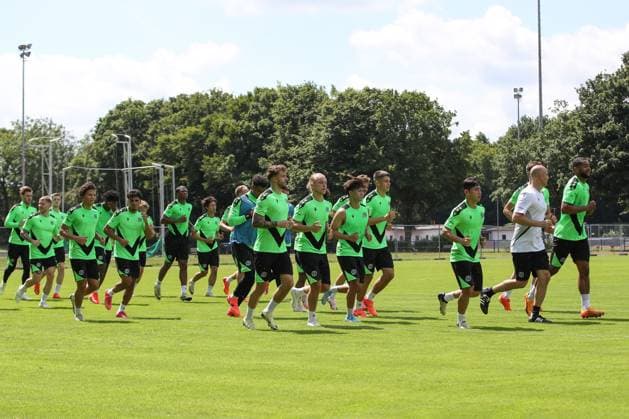 23 06 2024, xtgx, Fußball 2 Bundesliga, Hannover 96 Auftakttraining emspor, v l Mannschaft beim Auslaufen DFL DFB REGULATIONS PROHIBIT ANY USE OF PHOTOGRAPHS as IMAGE SEQUENCES and or QUASI VIDEO Hannover