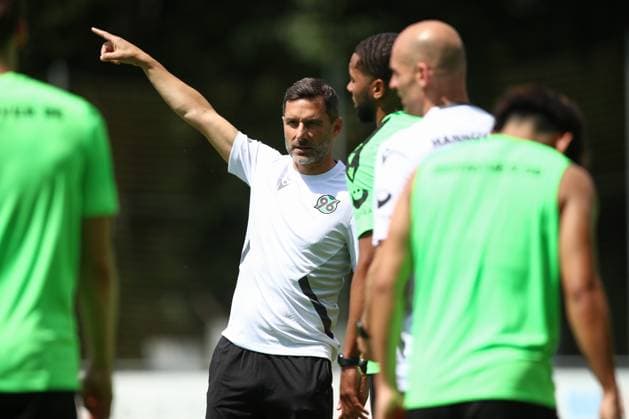 23 06 2024, xtgx, Fußball 2 Bundesliga, Hannover 96 Auftakttraining emspor, v l Stefan Leitl Hannover, Trainer gibt Anweisungen, gestikuliert mit den Armen, gesticulate, gives instructions DFL DFB REGULATIONS PROHIBIT ANY USE OF PHOTOGRAPHS as IMAGE SEQUENCES and or QUASI VIDEO Hannover