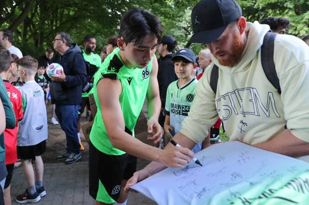 23 06 2024, xtgx, Fußball 2 Bundesliga, Hannover 96 Auftakttraining emspor, v l Hyunju Lee Hannover schreibt Autographs DFL DFB REGULATIONS PROHIBIT ANY USE OF PHOTOGRAPHS as IMAGE SEQUENCES and or QUASI VIDEO Hannover