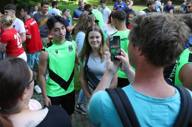 23 06 2024, xtgx, Fußball 2 Bundesliga, Hannover 96 Auftakttraining emspor, v l Hyunju Lee Hannover macht Fotos mit Fans DFL DFB REGULATIONS PROHIBIT ANY USE OF PHOTOGRAPHS as IMAGE SEQUENCES and or QUASI VIDEO Hannover