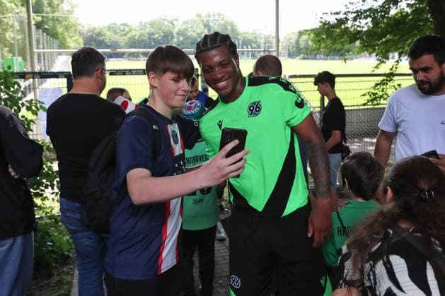 23 06 2024, xtgx, Fußball 2 Bundesliga, Hannover 96 Auftakttraining emspor, v l Jessic Ngankam Hannover macht Fotos mit Fans DFL DFB REGULATIONS PROHIBIT ANY USE OF PHOTOGRAPHS as IMAGE SEQUENCES and or QUASI VIDEO Hannover