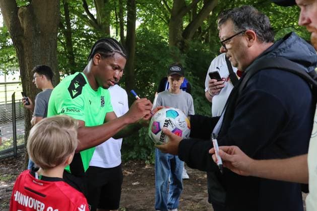 23 06 2024, xtgx, Fußball 2 Bundesliga, Hannover 96 Auftakttraining emspor, v l Jessic Ngankam Hannover schreibt Autographs DFL DFB REGULATIONS PROHIBIT ANY USE OF PHOTOGRAPHS as IMAGE SEQUENCES and or QUASI VIDEO Hannover