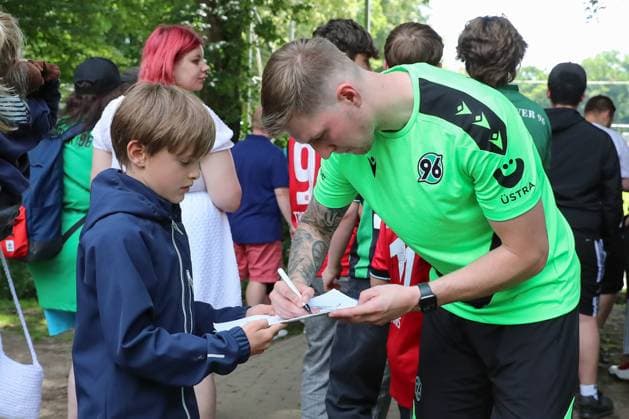 23 06 2024, xtgx, Fußball 2 Bundesliga, Hannover 96 Auftakttraining emspor, v l Josh Knight Hannover schreibt Autographs DFL DFB REGULATIONS PROHIBIT ANY USE OF PHOTOGRAPHS as IMAGE SEQUENCES and or QUASI VIDEO Hannover