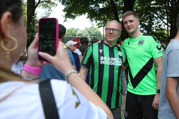 23 06 2024, xtgx, Fußball 2 Bundesliga, Hannover 96 Auftakttraining emspor, v l Josh Knight Hannover macht Fotos mit Fans DFL DFB REGULATIONS PROHIBIT ANY USE OF PHOTOGRAPHS as IMAGE SEQUENCES and or QUASI VIDEO Hannover