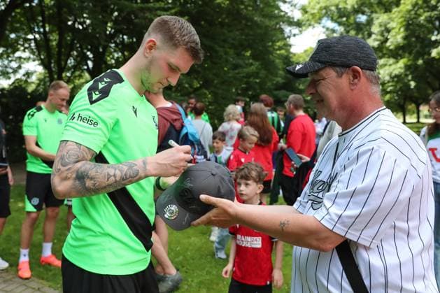 23 06 2024, xtgx, Fußball 2 Bundesliga, Hannover 96 Auftakttraining emspor, v l Josh Knight Hannover schreibt Autographs DFL DFB REGULATIONS PROHIBIT ANY USE OF PHOTOGRAPHS as IMAGE SEQUENCES and or QUASI VIDEO Hannover