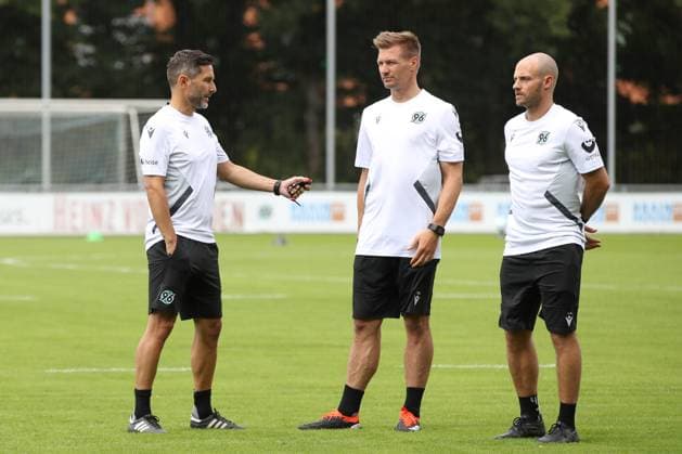 23 06 2024, xtgx, Fußball 2 Bundesliga, Hannover 96 Auftakttraining emspor, v l Stefan Leitl Hannover, Trainer links DFL DFB REGULATIONS PROHIBIT ANY USE OF PHOTOGRAPHS as IMAGE SEQUENCES and or QUASI VIDEO Hannover