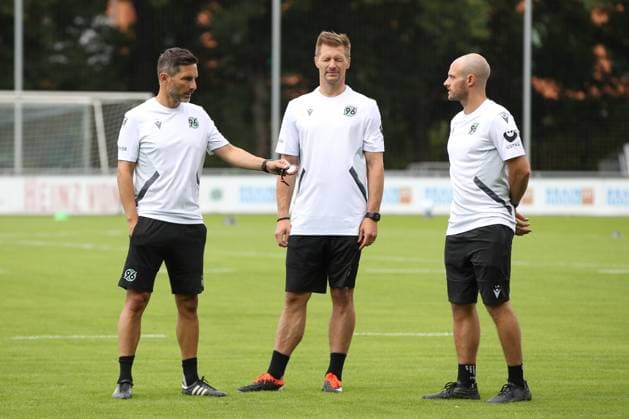 23 06 2024, xtgx, Fußball 2 Bundesliga, Hannover 96 Auftakttraining emspor, v l Stefan Leitl Hannover, Trainer links DFL DFB REGULATIONS PROHIBIT ANY USE OF PHOTOGRAPHS as IMAGE SEQUENCES and or QUASI VIDEO Hannover