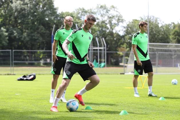23 06 2024, xtgx, Fußball 2 Bundesliga, Hannover 96 Auftakttraining emspor, v l Josh Knight Hannover DFL DFB REGULATIONS PROHIBIT ANY USE OF PHOTOGRAPHS as IMAGE SEQUENCES and or QUASI VIDEO Hannover