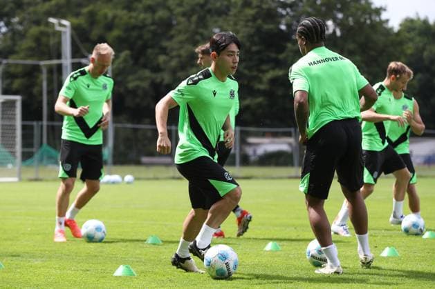 23 06 2024, xtgx, Fußball 2 Bundesliga, Hannover 96 Auftakttraining emspor, v l Hyunju Lee Hannover am Ball DFL DFB REGULATIONS PROHIBIT ANY USE OF PHOTOGRAPHS as IMAGE SEQUENCES and or QUASI VIDEO Hannover