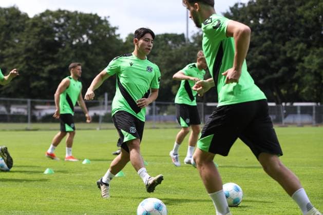 23 06 2024, xtgx, Fußball 2 Bundesliga, Hannover 96 Auftakttraining emspor, v l Hyunju Lee Hannover am Ball DFL DFB REGULATIONS PROHIBIT ANY USE OF PHOTOGRAPHS as IMAGE SEQUENCES and or QUASI VIDEO Hannover