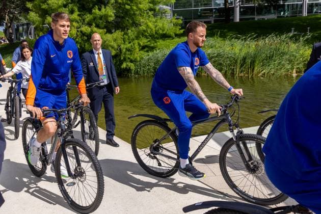 2024-06-23 Media Table Session Netherlands WOLFSBURG, GERMANY - JUNE 23: Micky van de Ven of the Netherlands and Mark Flekken of the Netherlands arrive on their bikes during the media table sessions at Autostadt on June 23, 2024 in Wolfsburg, Germany. (Photo by Peter Lous BSR Agency) Wolfsburg Germany Content not available for redistribution in The Netherlands directly or indirectly through any third parties. Copyright: xBSRxAgencyx