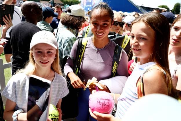 Leylah Annie Fernandez of Canada signs autographs after a practice session. Rothesay International Eastbourne, Day 2, Tennis, Devonshire Park, Eastbourne, UK - 23 June 2024  Copyright: xJamesxMarsh Shutterstockx 14548083w
