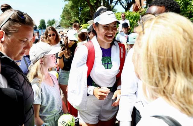 Emma Raducanu of Great Britain signs autographs after a practice session. Rothesay International Eastbourne, Day 2, Tennis, Devonshire Park, Eastbourne, UK - 23 June 2024  Copyright: xJamesxMarsh Shutterstockx 14548083q