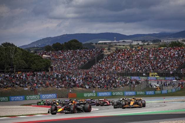 01 VERSTAPPEN Max (nld), Red Bull Racing RB20, 04 NORRIS Lando (gbr), McLaren F1 Team MCL38, action, start of the race, depart, during the Formula 1 Aramco Gran Premio de Espana 2024, 10th round of the 2024 Formula One World Championship, WM, Weltmeisterschaft from June 21 to 23, 2024 on the Circuit de Barcelona-Catalunya, in Montmeló, Spain - F1 - SPANISH GRAND PRIX 2024 DPPI Panoramic 240623_R10_SPAGNA_DP_EA022802_