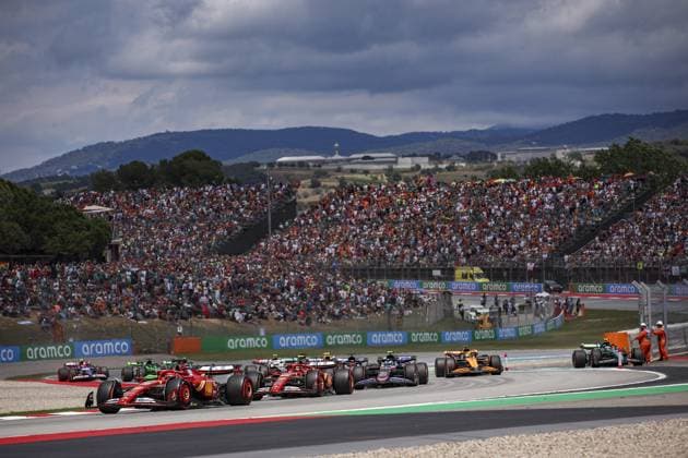 16 LECLERC Charles (mco), Scuderia Ferrari SF-24, 55 SAINZ Carlos (spa), Scuderia Ferrari SF-24, action, start of the race, depart, during the Formula 1 Aramco Gran Premio de Espana 2024, 10th round of the 2024 Formula One World Championship, WM, Weltmeisterschaft from June 21 to 23, 2024 on the Circuit de Barcelona-Catalunya, in Montmeló, Spain - F1 - SPANISH GRAND PRIX 2024 DPPI Panoramic 240623_R10_SPAGNA_DP_EA022820_