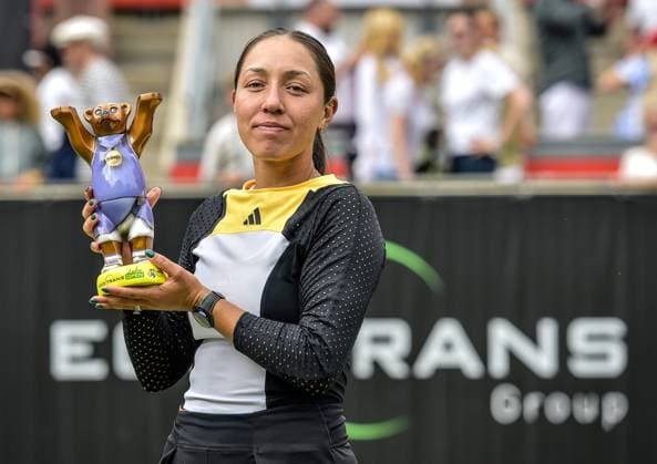 Sport Tennis, WTA Tournament in Berlin 23 06 2024, xdanx, Sport Tennis,WTA Tournament in Berlin Final, v l Jessica Pegula USA Tournament winner with the trophy in her hand Berlin Steffi Graf Stadium Berlin Germany DE Copyright: xDanielxLakomskix