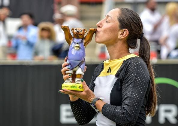 Sport Tennis, WTA Tournament in Berlin 23 06 2024, xdanx, Sport Tennis,WTA Tournament in Berlin Final, v l Jessica Pegula USA tournament winner with the trophy in her hand and kisses it Berlin Steffi Graf Stadium Berlin Germany DE Copyright: xDanielxLakomskix