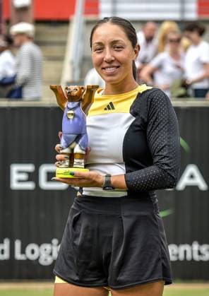 Sport Tennis, WTA Tournament in Berlin 23 06 2024, xdanx, Sport Tennis,WTA Tournament in Berlin Final, v l Jessica Pegula USA Tournament winner with the trophy in her hand Berlin Steffi Graf Stadium Berlin Germany DE Copyright: xDanielxLakomskix
