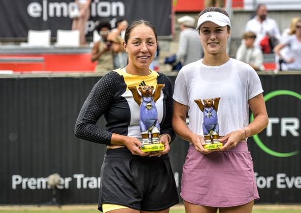 Sport Tennis, WTA Tournament in Berlin 23 06 2024, xdanx, Sport Tennis,WTA Tournament in Berlin Final, v l Jessica Pegula USA tournament winner with the trophy in her hand with the tournament runner-up Anna Nikolajewna Kalinskaja Berlin Steffi Graf Stadion Berlin Germany DE Copyright: xDanielxLakomskix