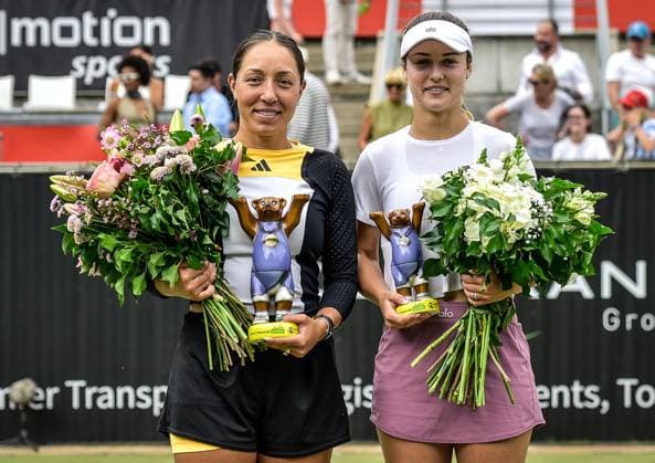 Sport Tennis, WTA Tournament in Berlin 23 06 2024, xdanx, Sport Tennis,WTA Tournament in Berlin Final, v l Jessica Pegula USA tournament winner with the trophy in her hand with the tournament runner-up Anna Nikolajewna Kalinskaja Berlin Steffi Graf Stadion Berlin Germany DE Copyright: xDanielxLakomskix