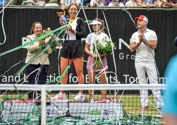 Sport Tennis, WTA Tournament in Berlin 23 06 2024, xdanx, Sport Tennis,WTA Tournament in Berlin Final, v l Jessica Pegula USA Tournament winner with the trophy in her hand Berlin Steffi Graf Stadium Berlin Germany DE Copyright: xDanielxLakomskix