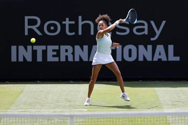 Sport Bilder des Tages 23rd June 2024; Devonshire Park, Eastbourne, East Sussex, England: Rothesay International Eastbourne, Qualifying Day 2, Ranah Akua Stoiber (GBR) plays a forehand against Magda Linette (POL) in their Qualification Final  ActionPlus12659222 HongboxChen