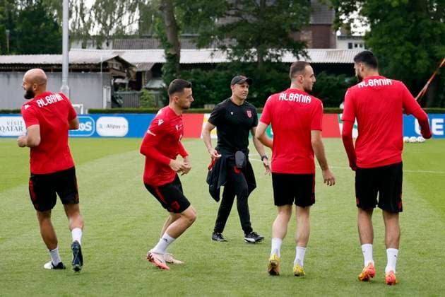 Albania s head coach Sylvio Mendes Sylvinho (C) leads a training session held in Kaiserau, Germany, 23 June 2024. Albania will face Spain in their Euro2024 soccer match on 24 June. Training session of Spain !ACHTUNG: NUR REDAKTIONELLE NUTZUNG!  Copyright: xAlbertoxEstevezx GRAF5721 20240623-55013954150_1