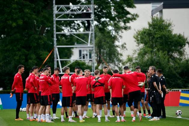 Albania s head coach Sylvio Mendes Sylvinho (R) leads a training session held in Kaiserau, Germany, 23 June 2024. Albania will face Spain in their Euro2024 soccer match on 24 June. Training session of Albania !ACHTUNG: NUR REDAKTIONELLE NUTZUNG!  Copyright: xAlbertoxEstevezx GRAF5722 20240623-55013954155_1
