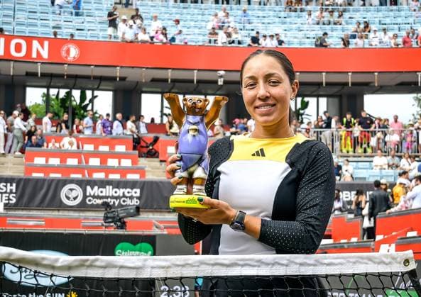 Sport Tennis, WTA Tournament in Berlin 23 06 2024, xdanx, Sport Tennis,WTA Tournament in Berlin Final, v l Jessica Pegula USA Tournament winner with the trophy in her hand Berlin Steffi Graf Stadium Berlin Germany DE Copyright: xDanielxLakomskix