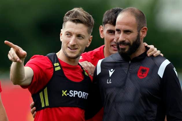 Albania s Ivan Balliu (L) chats with the team s physical trainer Luca Laurenti (R) during a training session held in Kaiserau, Germany, 23 June 2024. Albania will face Spain in their Euro2024 soccer match on 24 June. Training session of Spain !ACHTUNG: NUR REDAKTIONELLE NUTZUNG!  Copyright: xAlbertoxEstevezx GRAF5733 20240623-55013954267_1