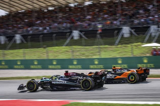 63 RUSSELL George (gbr), Mercedes AMG F1 Team W15, 04 NORRIS Lando (gbr), McLaren F1 Team MCL38, action during the Formula 1 Aramco Gran Premio de Espana 2024, 10th round of the 2024 Formula One World Championship, WM, Weltmeisterschaft from June 21 to 23, 2024 on the Circuit de Barcelona-Catalunya, in Montmeló, Spain - F1 - SPANISH GRAND PRIX 2024 DPPI Panoramic 240623_R10_SPAGNA_DP_XB5_5876_