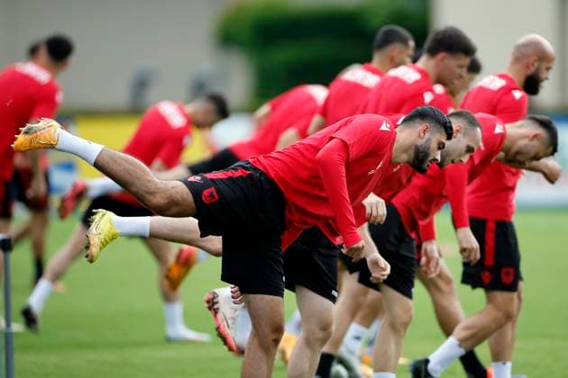 Sport Bilder des Tages Albania s Armando Broja (C) takes part in a training session held in Kaiserau, Germany, 23 June 2024. Albania will face Spain in their Euro2024 soccer match on 24 June. Training session of Spain !ACHTUNG: NUR REDAKTIONELLE NUTZUNG!  Copyright: xAlbertoxEstevezx GRAF5731 20240623-55013954277_1