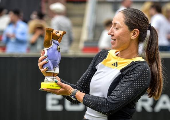 Sport Tennis, WTA Tournament in Berlin 23 06 2024, xdanx, Sport Tennis,WTA Tournament in Berlin Final, v l Jessica Pegula USA Tournament winner with the trophy in her hand Berlin Steffi Graf Stadium Berlin Germany DE Copyright: xDanielxLakomskix
