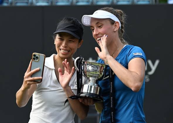 Sport Bilder des Tages Su-Wei Hsieh of Taiwan and Elise Mertens of Belgium celebrate with the trophy after winning the doubles final Rothesay Classic Birmingham, Day 7, Tennis, Edgbaston Priory Club, Birmingham, UK - 23 June 2024  Copyright: xAnnaxGowthorpe Shutterstockx 14543331az