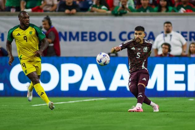 MEXICO - JAMAICA COPA AMERICA 2024 HOUSTON, TX, USA - JUNE 22ND 2024: Copa America first game of Group B between Mexico and Jamaica at the NRG Stadium. 5 Defender Mexico, Johan Vazquez with a ball forward from the back Mandatory Credit: Toby Tande Avant Sports Houston NRG Stadium Mexico Copyright: xTorbjornxTandex